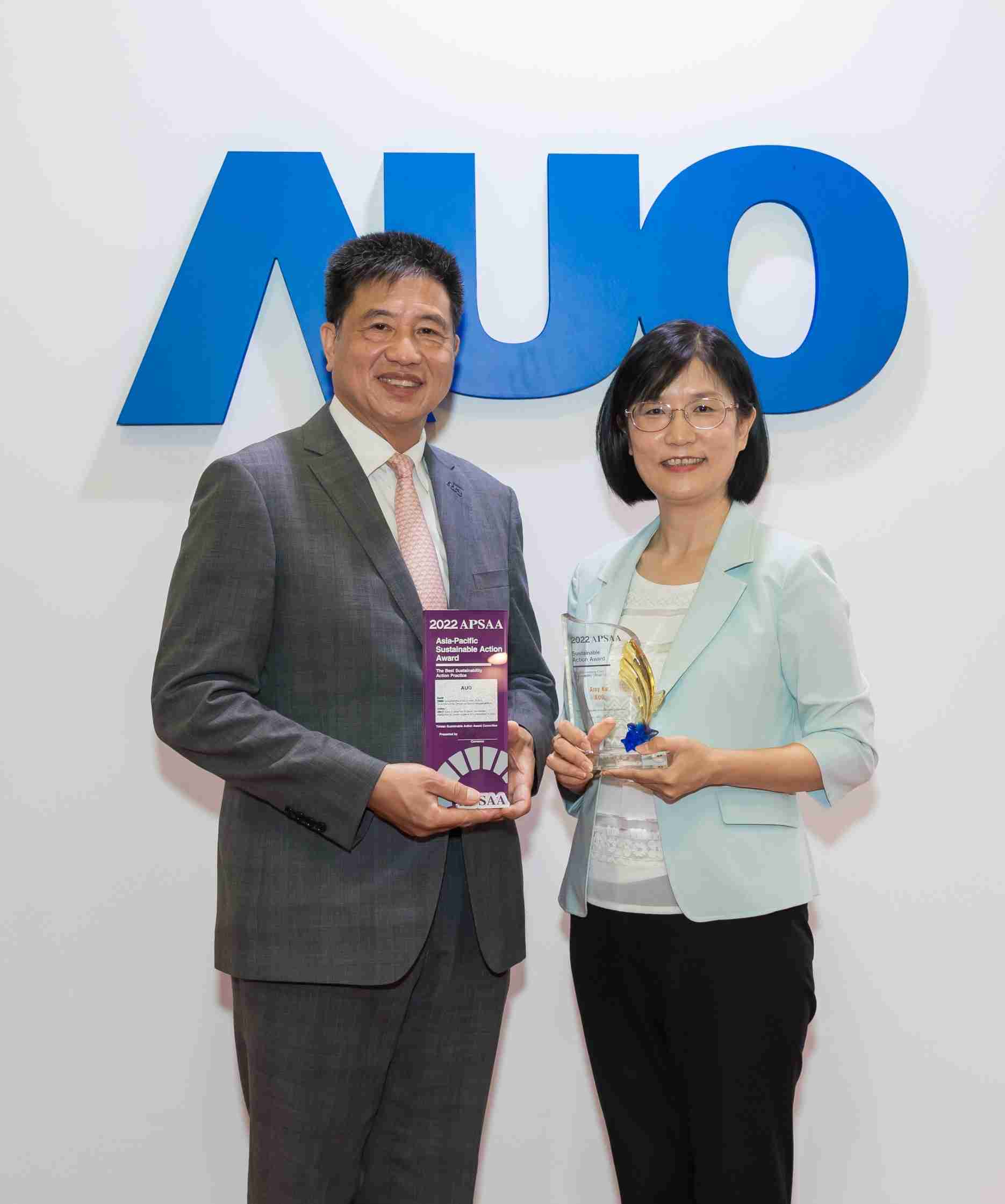 银河集团长期垫筑永续远景的基石，，，透过ESG暨气候委员会逐步实践永续策略蓝图。。。其中，，，，银河集团光电永续长古秀华带领团队、、制定中长期目标，，缔造多面向亮眼表现，，获得「顶尖永续长奖」的个人奖殊荣（左：银河集团光电董事长暨执行长彭双浪，，，，右：银河集团光电永续长古秀华）