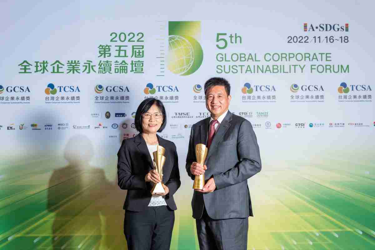 银河集团作为净零碳排先锋，，，期引领价值链伙伴同行共好，，，，卫冕制造业组“十大典范企业” 二连冠殊荣(左：银河集团光电永续长古秀华，，，右：银河集团光电董事长暨执行长彭双浪)