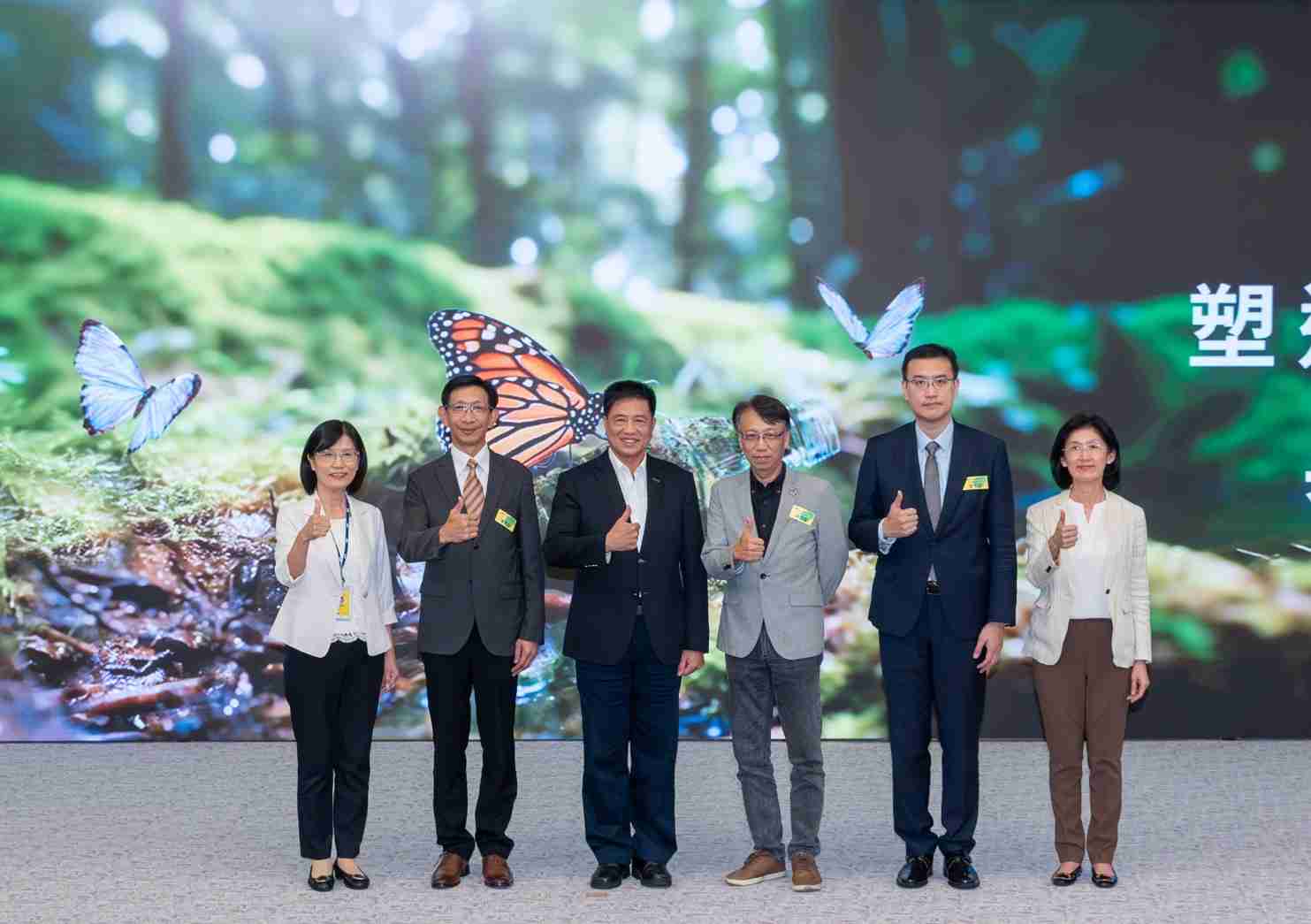 友達2023 CSR共榮大會，，邀請領域專家分享交流生物多樣性管理趨勢、、、、無塑產品、、、海廢永續塑料等議題  （圖左到右：友達光電永續長古秀華、、、3M台灣技術長陳君杰、、、、友達光電董事長暨集團策略長彭双浪、、、光寶科技企業永續發展處處長陳慶暉、、安永聯合會計師事務所執業會計師曾于哲、、、、友達光電供應鏈總部副總經理吳宜芳）