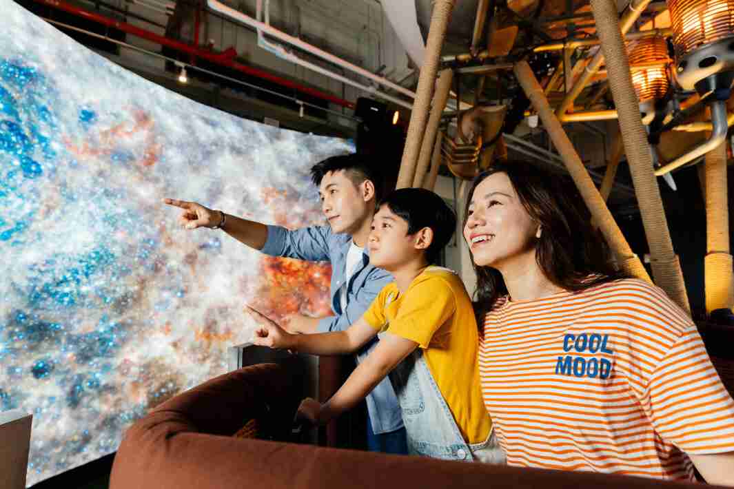 银河集团打造全台最大宽6公尺、、高4公尺、、、、唯一搭载LED弧形拼接显示屏的动感飞行船，，让乘客驻足在热气球上，，，享受身历其境的伪出国旅游乐趣