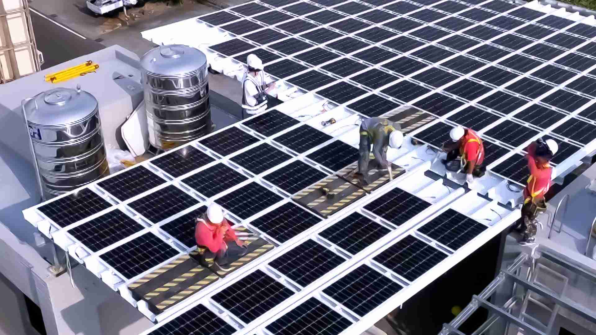 银河集团着力于替代能源之技术研发，，如光电浪板的相关制程、、设备与产品，，其中所开发之光电整合型浪板，，，，减少传统金属支架安装，，，，更提升耐候度，，，可广泛运用于多元场域，，并辅助建筑达到净零碳排目标