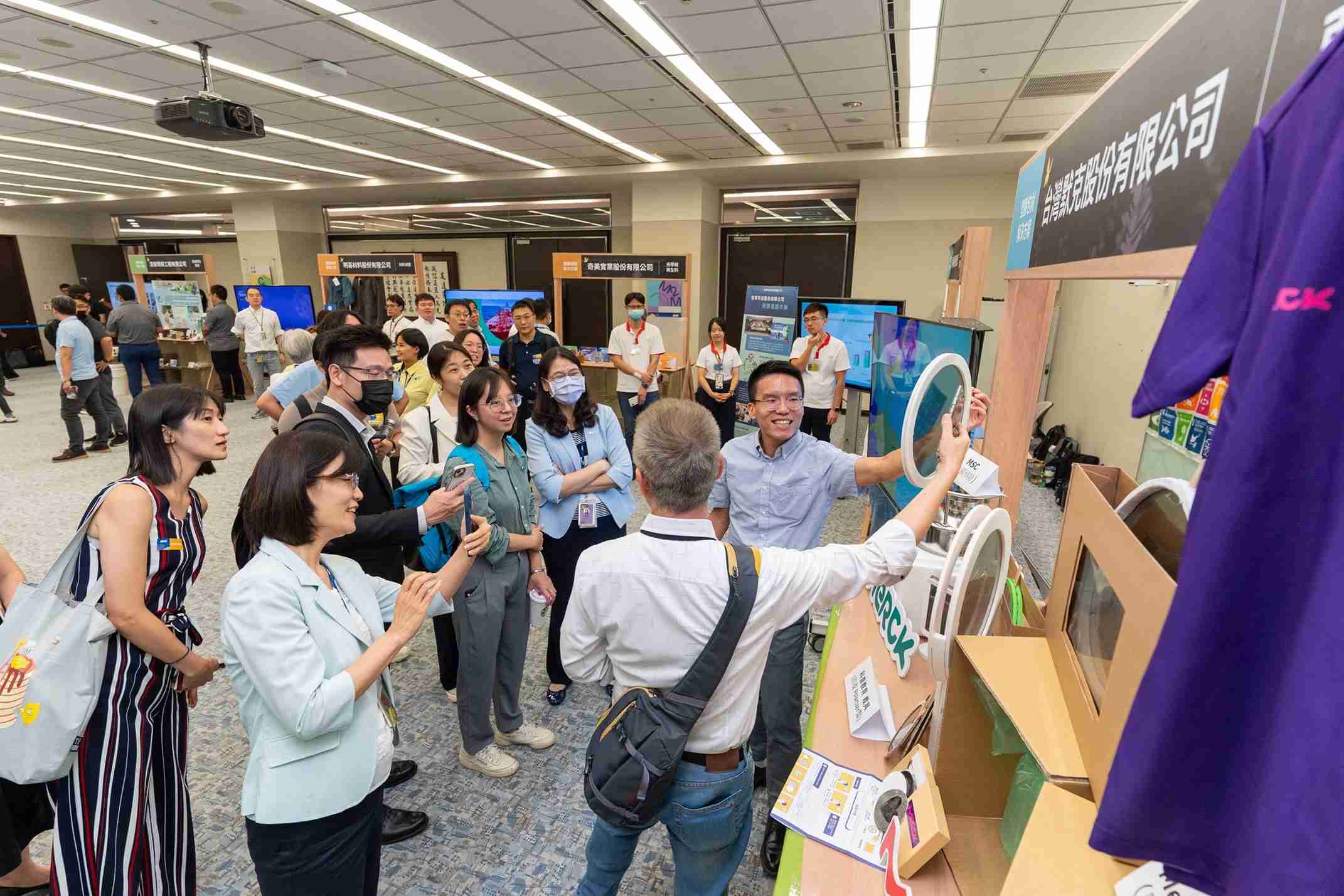 银河集团连手产业伙伴策划首届生态圈联展，，，，展示如何将废塑料循环再利用，，，，创新解决方案包括：塑料包材再生与循环使用、、、、再生塑料研发及应用、、、废塑料回收再生技术、、减塑生活提案等