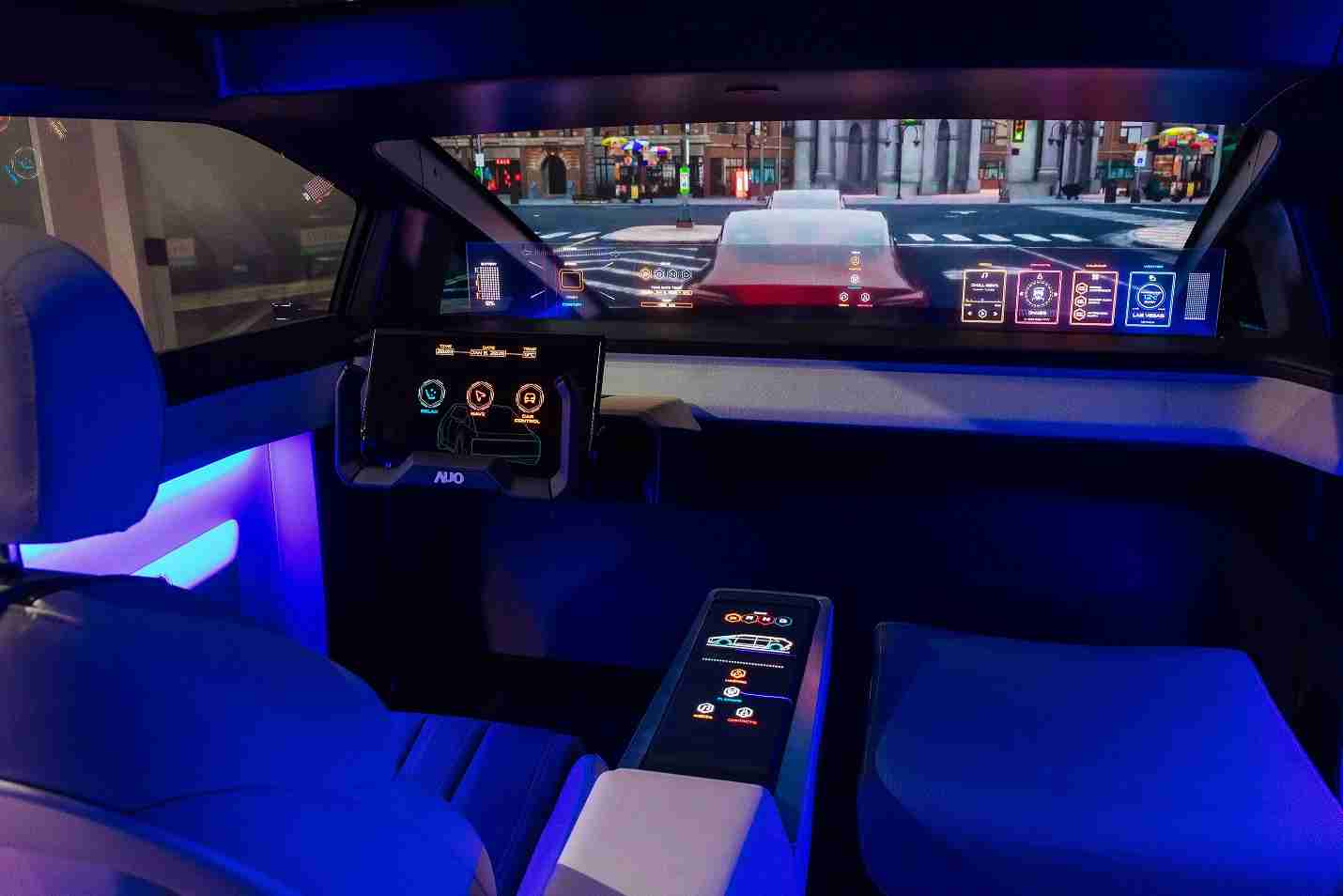 银河集团连续四年入围科睿唯安全球百大创新机构，，专利布局科技与绿色创新前沿。。图为银河集团发挥先进显示科技Micro LED多元尺寸与型态应用优势所打造之智能车舱；同时，，银河集团已于全球累积取得4500件节能减碳相关的专利证书，，，当中2024年Micro LED年度获证量占比已超过8成